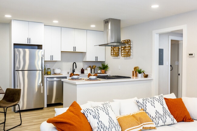 Flujo de cocina y sala de estar - Meadowbrook Apartments