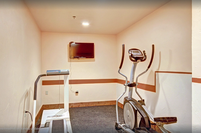 Mountain side condo! Hot tub! Underground ... - Mountain side condo! Hot tub! Underground ...