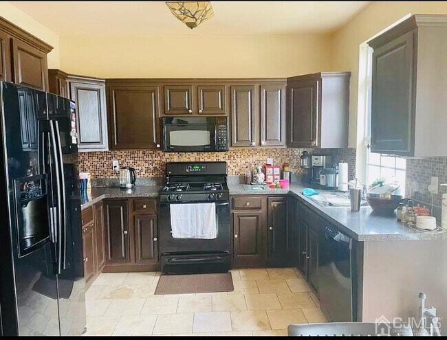 Photo - 409 Johnson St