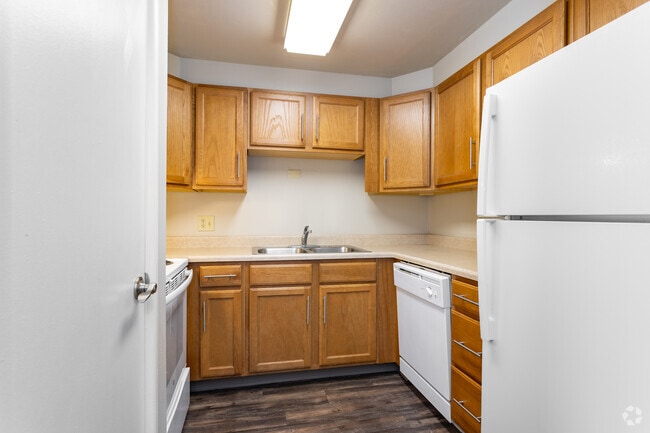 2 habitaciones, 1 baño - 825 pies cuadrados - Cocina - Cedar West Apartments