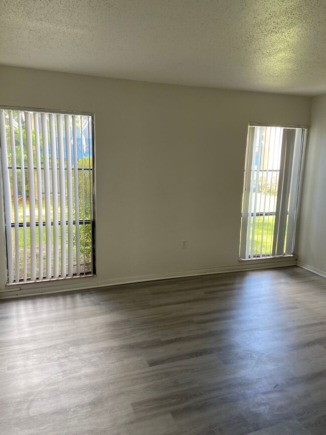 * MOVE IN SPECIAL - 2ND MONTHS RENT FREE *... - * MOVE IN SPECIAL - 2ND MONTHS RENT FREE *... Condo