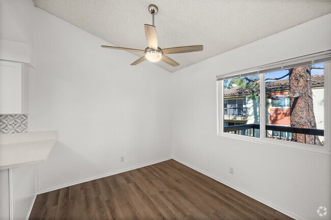 1BR, 1BA - 865SF - Dining Room