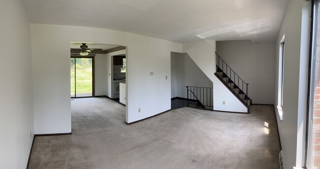 Building Photo - 2 Bedroom 1 Bathroom Townhouse in Shaler Area School District