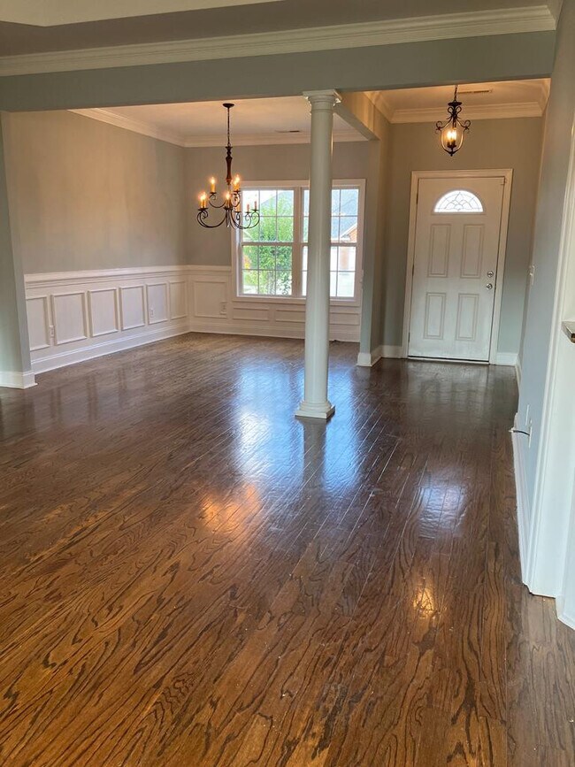 Photo - 2102 Balclutha Ln