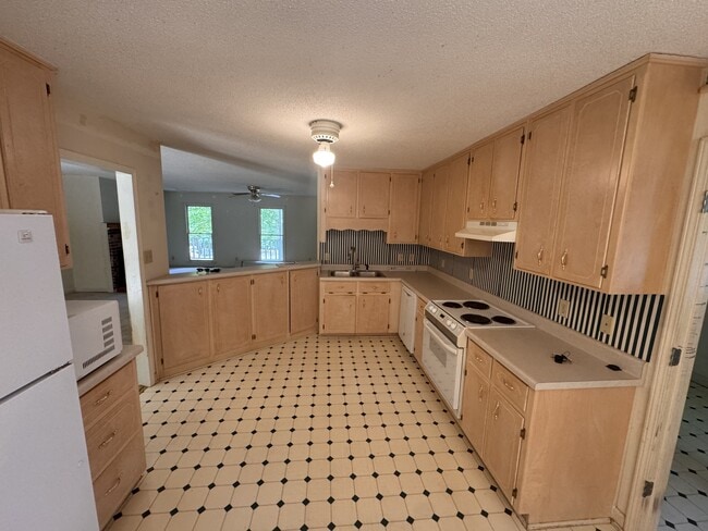 Building Photo - 112 Oak Leaf Cir