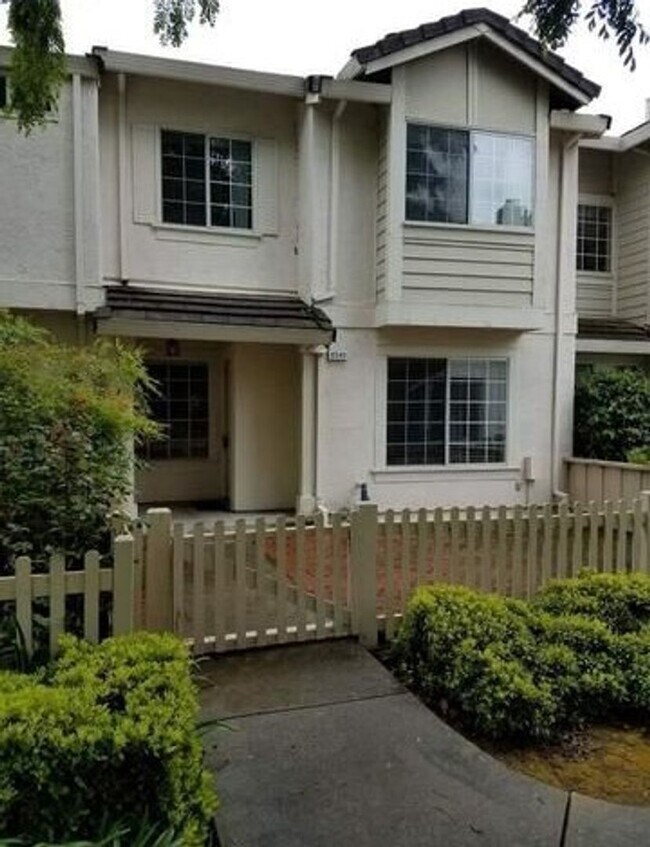 Charming 2BD/2BA Townhouse in Desirable Du... - Charming 2BD/2BA Townhouse in Desirable Du...