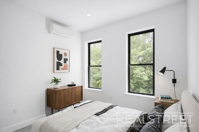 Photo - Super Bright 2 BED w LAUNDRY IN-Unit! Unit 3L