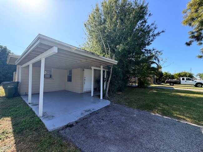 Building Photo - $0 Deposit Option – 2/1 Home on Clark Rd