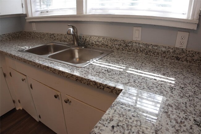 Photo - 3320 Blodgett St