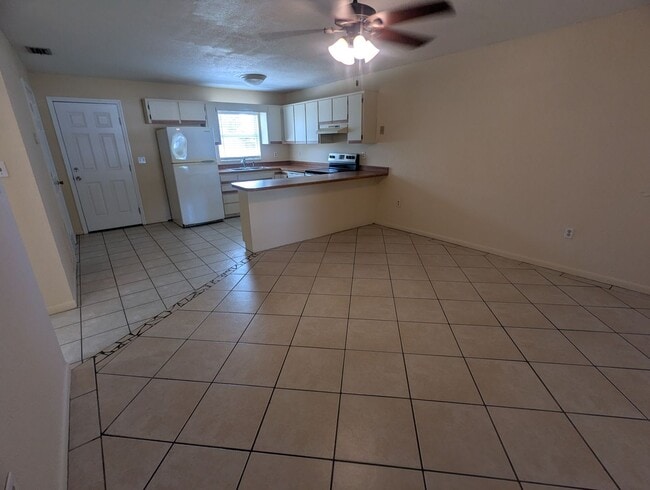 Photo - 824 N St Clair Abrams Ave
