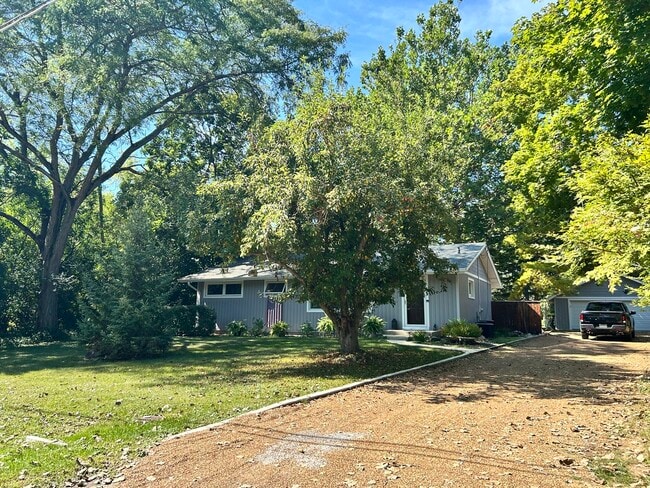 Building Photo - 2300 Highmoor Rd