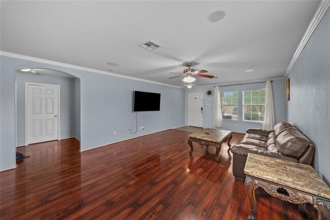 Photo - 111 Lynn Crest Bend