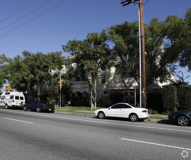 Photo - Tarzana Courtyard