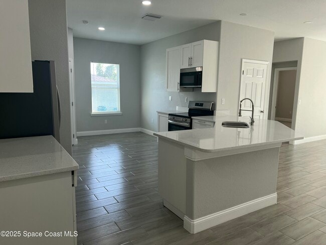 Photo - 571 San Filippo Dr SE