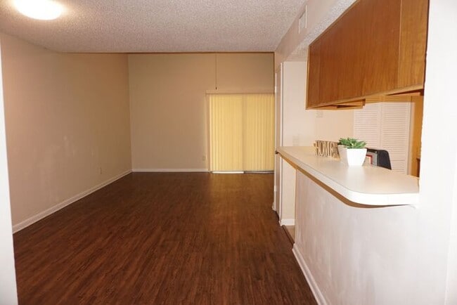 Building Photo - 2 bedroom townhome near NAS