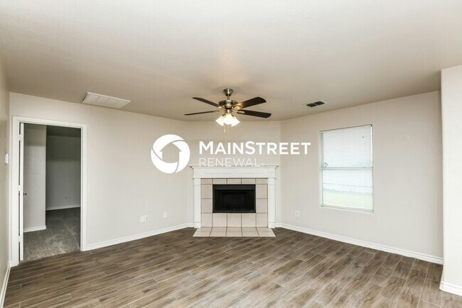 Photo - 4 Bedroom Pet-Friendly Home in Rhome, TX with Main Street Renewal