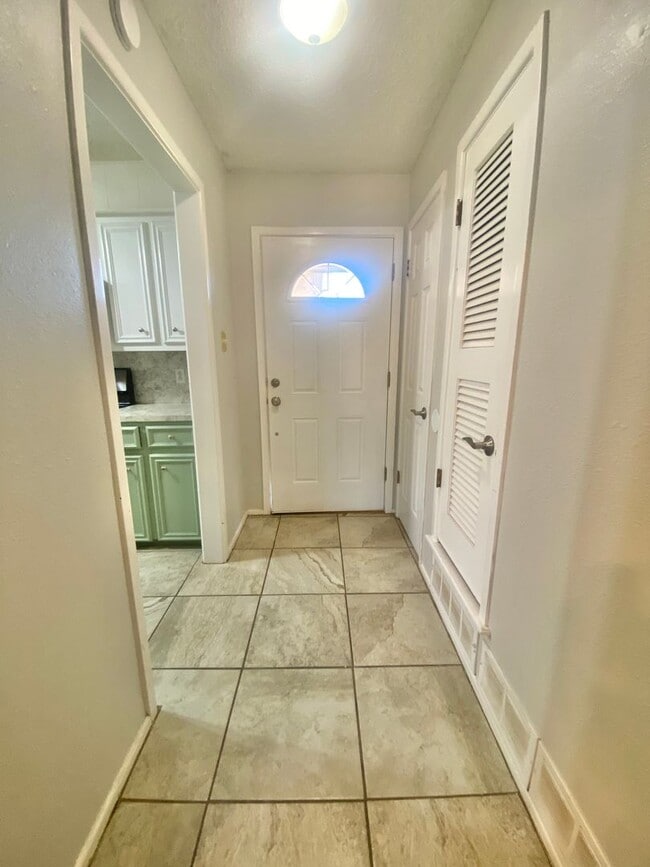 Photo - Great 3 bed 2 bath near West Loop 289 and ...