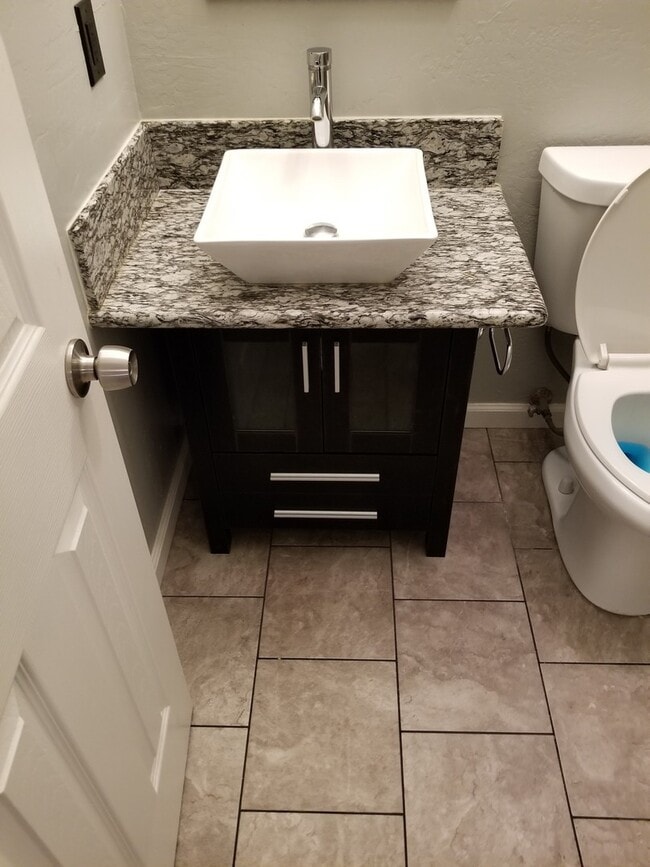 Building Photo - 1 BR Loft Available now