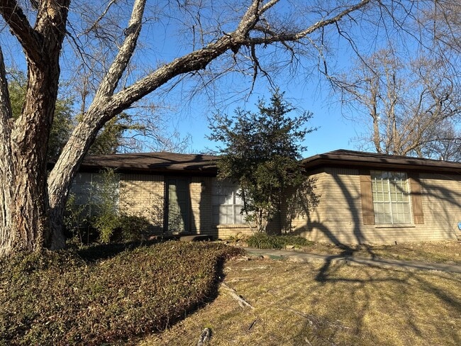 Building Photo - WICKLOW DRIVE DUPLEX Unit 3801 Rental