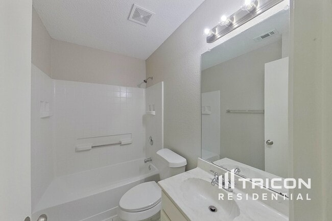 Photo - 403 Hollyberry Dr