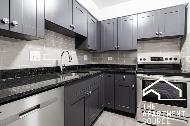 Building Photo - 3825 N Pine Grove Ave Unit 213