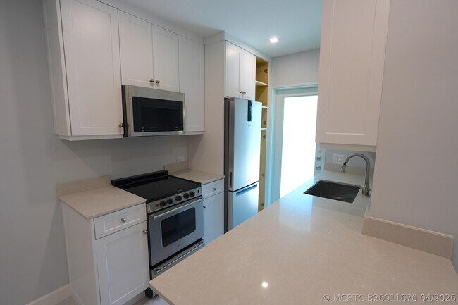 Photo - 631 NE 17th Way Unit 3