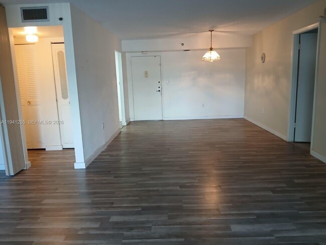 Photo - 1300 St Charles Pl Unidad 222