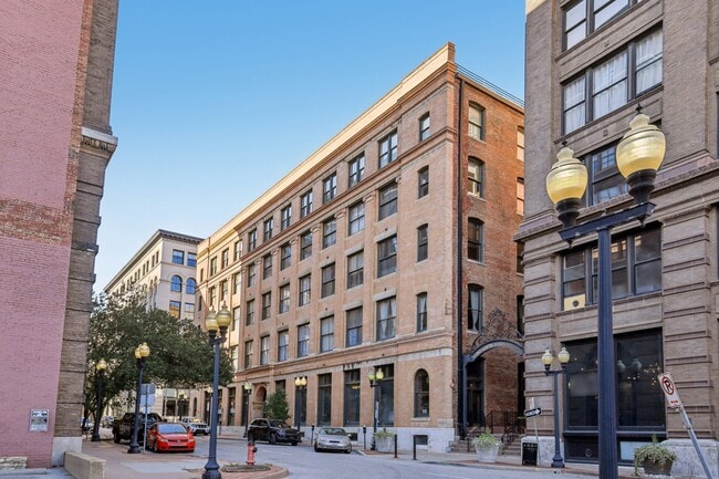 Building Photo - 308 W 8th St Unit 509