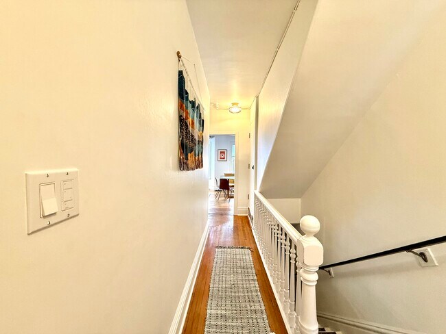 Photo - 320 Queen St S