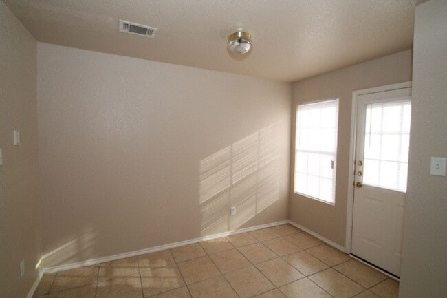 Building Photo - Convenience! Rental