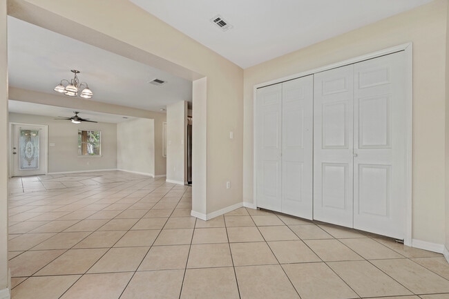 Photo - 585 N Wayman St