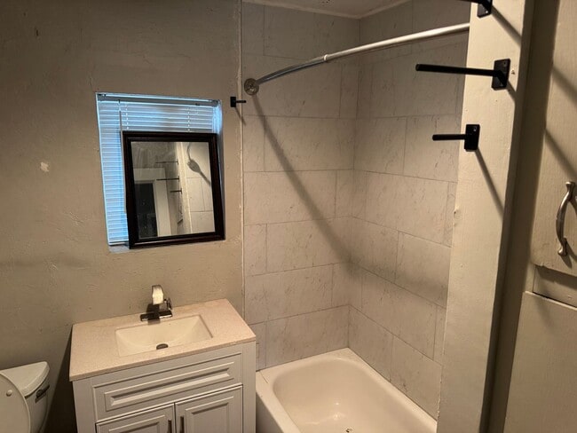 Photo - FinJ14 Unidad 3785 Main St