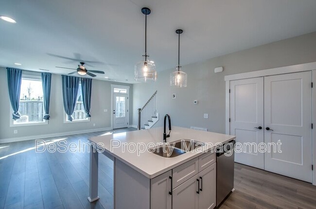 Photo - 2061 Oakwood Ave