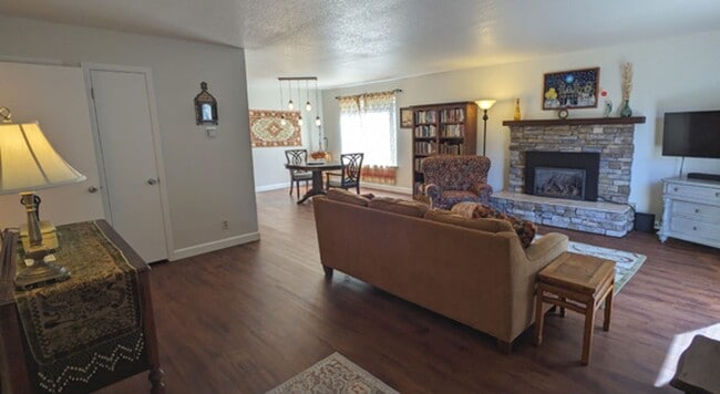 Building Photo - Quiet Peaceful Furnished 3/1.5 Condo, Move... Unit 20