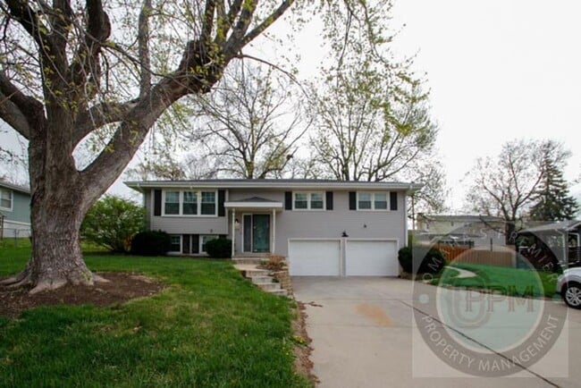Building Photo - Discover this 3- Bd, 2.5-Ba Omaha, NE,