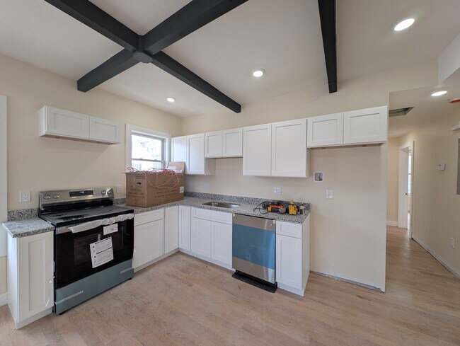 Building Photo - 5 Lowell Cir Unit 3