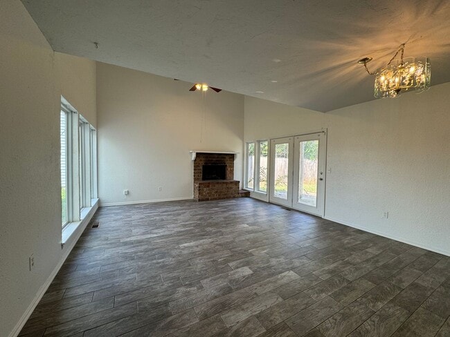 Photo - 1825 Sq Ft- 3 Bed/2Bath Duplex- All Appliances Included
