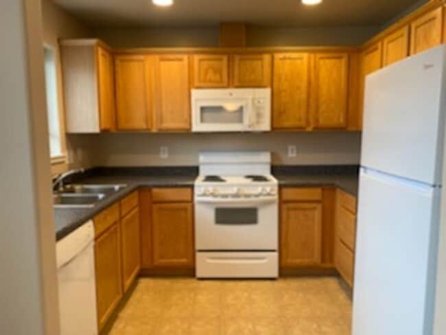 Building Photo - 2133 Poplar Dr Unit #D