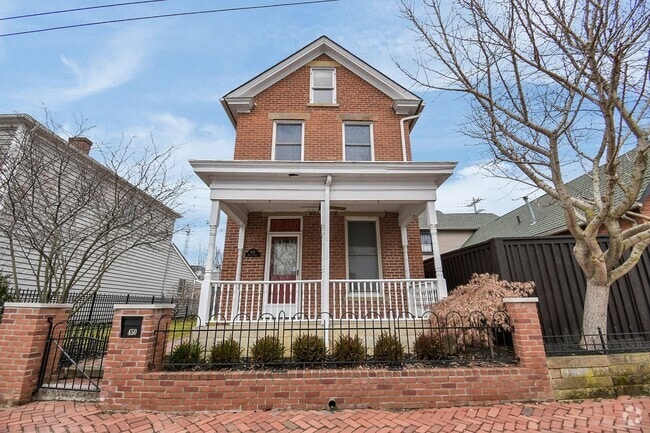 Building Photo - Stunning and Spacious 3 Bedroom House