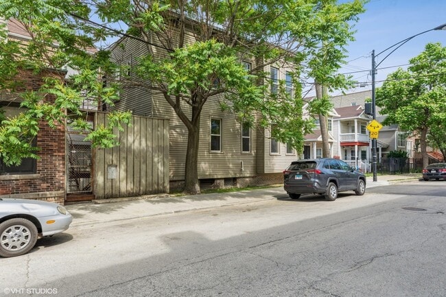 Building Photo - 626 W 18th St Unit RH1