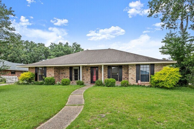 Photo - Nestled in Parkview Oaks South!