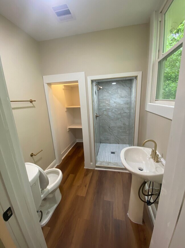 Photo - 2065 Broadway St