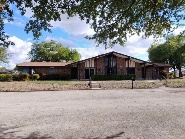 Photo - 100 Royal Way Dr