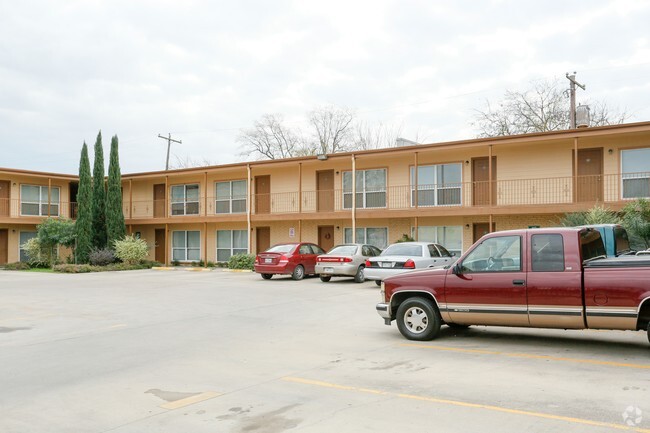 Los Pinos Apartments - Los Pinos Apartments