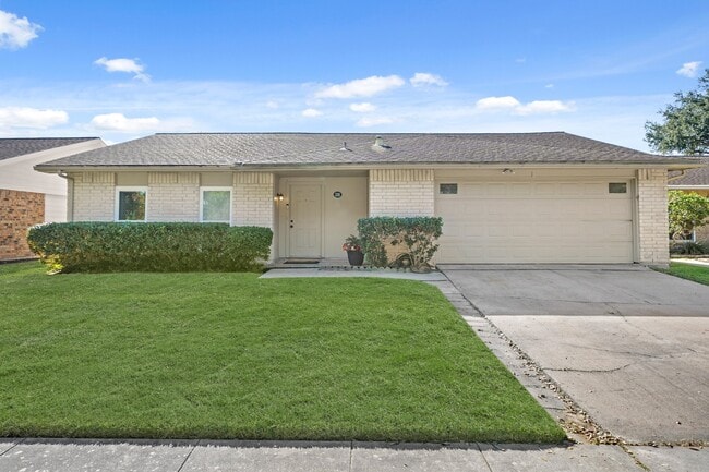 Building Photo - 2205 Hilton Head Dr