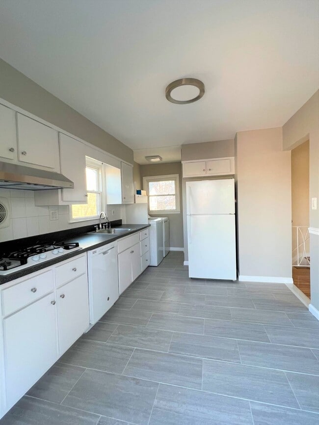 Photo - 15-28-28 Parsons Blvd