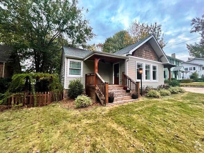Building Photo - Updated 3 BR/ 2 BA home on Roseland Drive ...