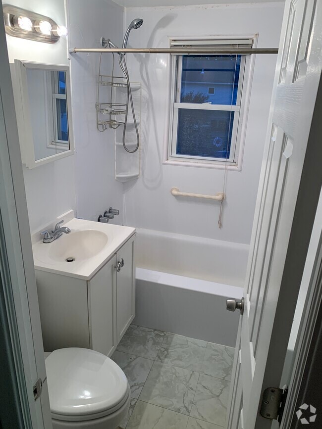 Building Photo - 392 Sherbrooke Rd Unit upstairs Rental