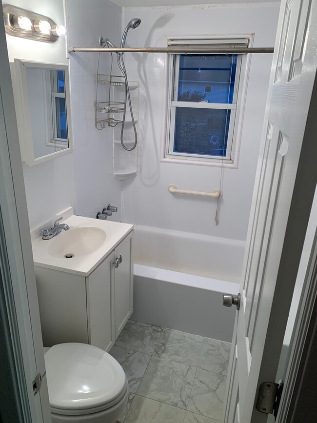 Building Photo - 392 Sherbrooke Rd Unit upstairs Rental