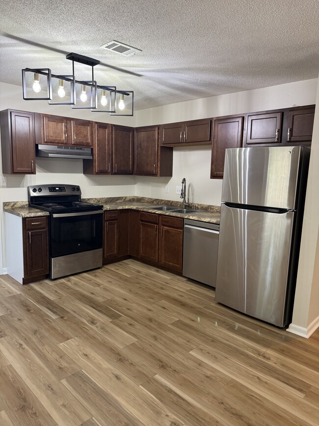 Building Photo - 706 Shady Lane Dr Unit D